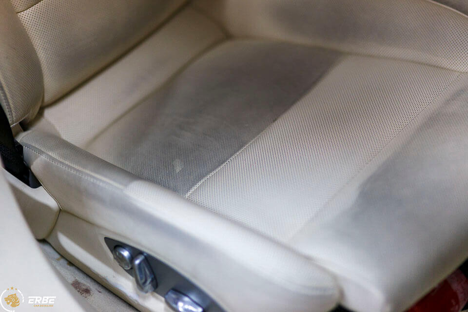 pranie jasnej skórzanej tapicerki