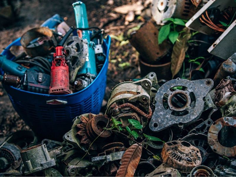 Części samochodowe na złomowisku